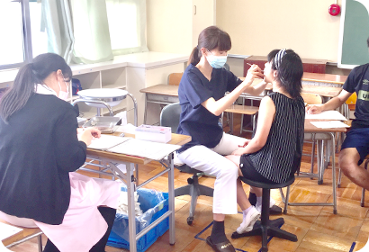 定期的なお口の中の管理の風景写真